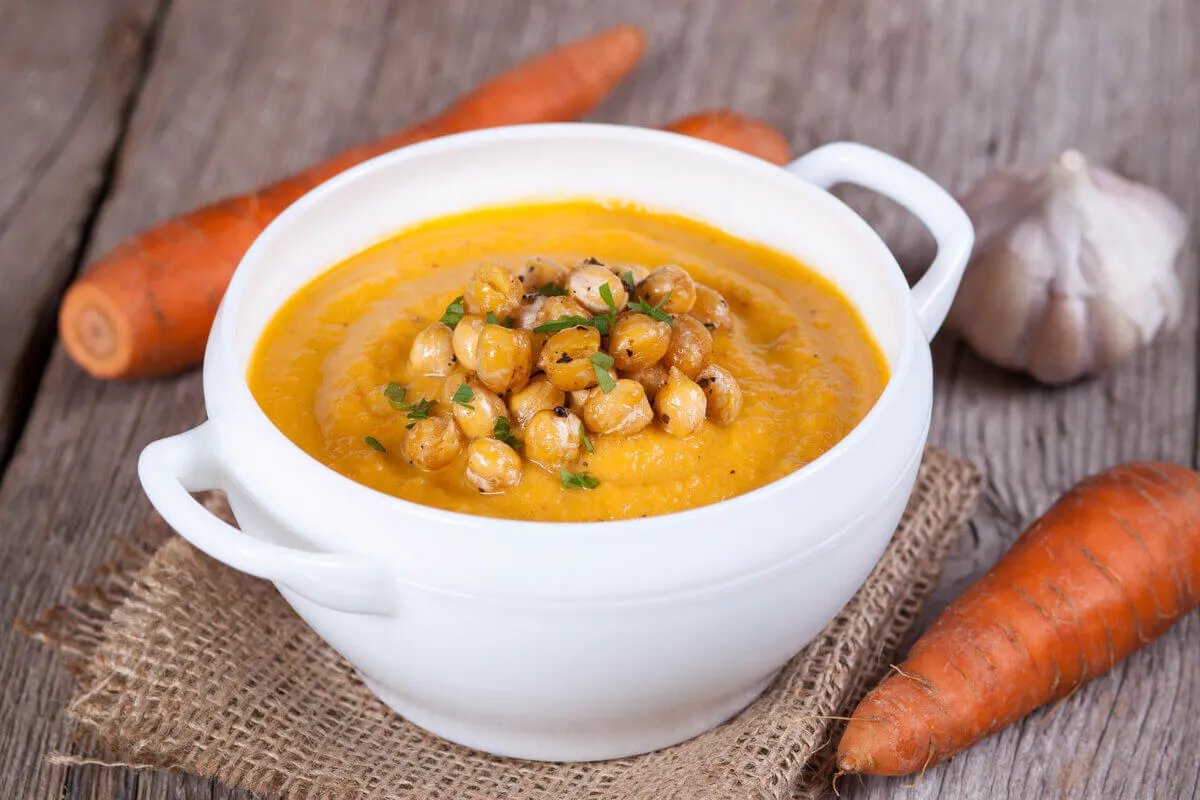 Sopas e cremes proteicos: 10 receitas para uma dieta equilibrada