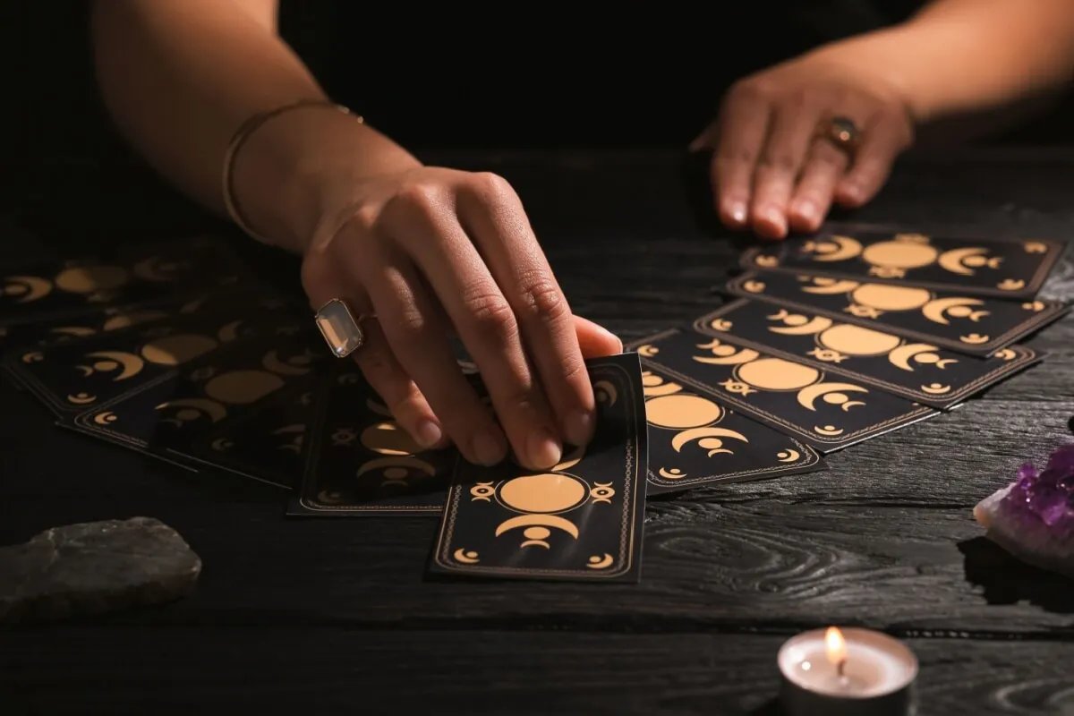 Tarot mensal: previsões para os 12 signos em abril