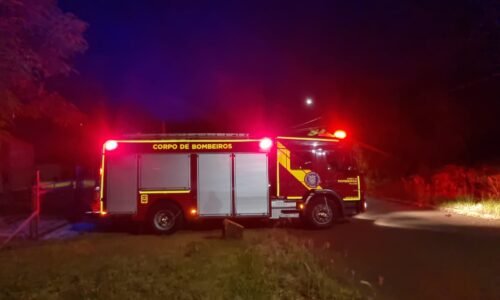 Um dia depois de incêndio, barracão abandonado volta a mobilizar Bombeiros
