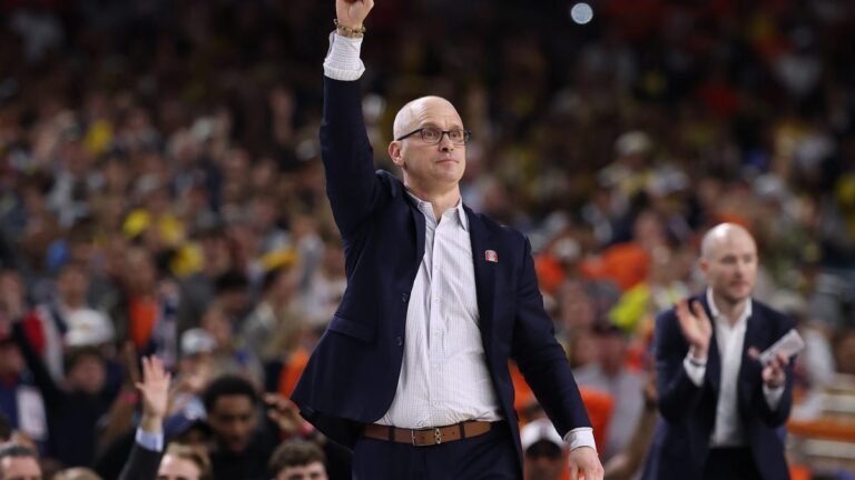 Why UConn coach wears same suit for March Madness games