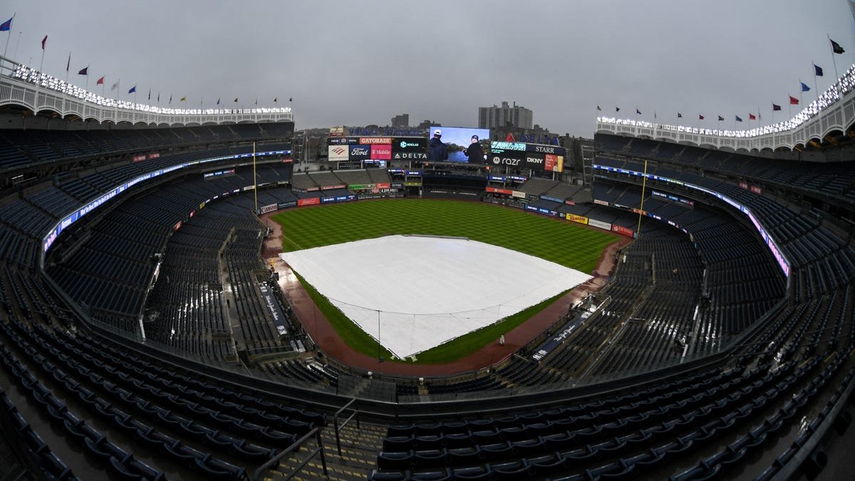 Yankees vs Royals game in rain delay on Sunday