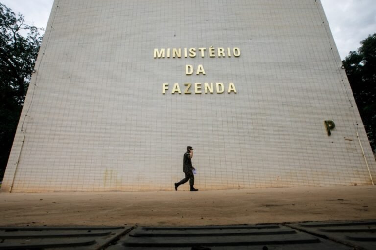 a estratégia do governo para alcançar o superávit das contas a partir de 2027