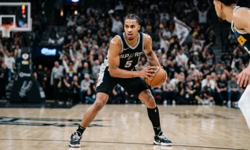 Stephon Castle em quadra nos playoffs, com uniforme do Spurs, foco intenso e bola na mão