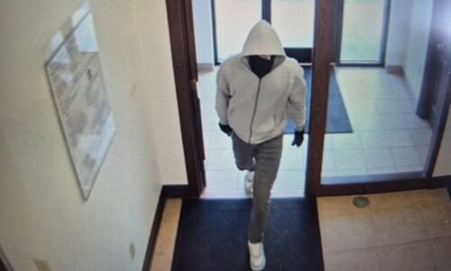 2 employees killed in U.S. Bank robbery in Berea, suspect at large