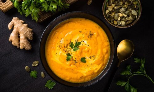 7 receitas de caldos, cremes e sopas low carb para os dias frios