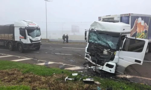 Acidente entre caminhões interdita rodovia BR-369