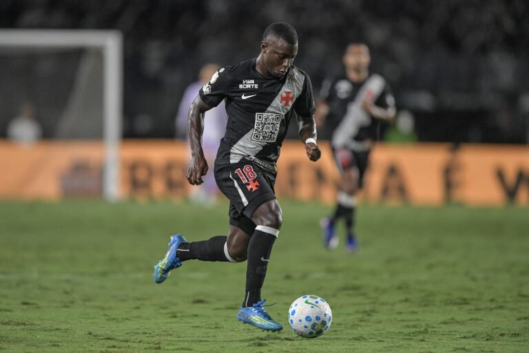 Análise: Vasco roda o elenco e dificulta jogo fácil por 'acomodação'