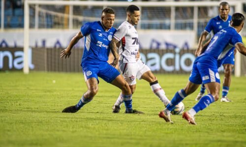 Análise: Vitória avança em jogo de pouca intensidade e muitos erros