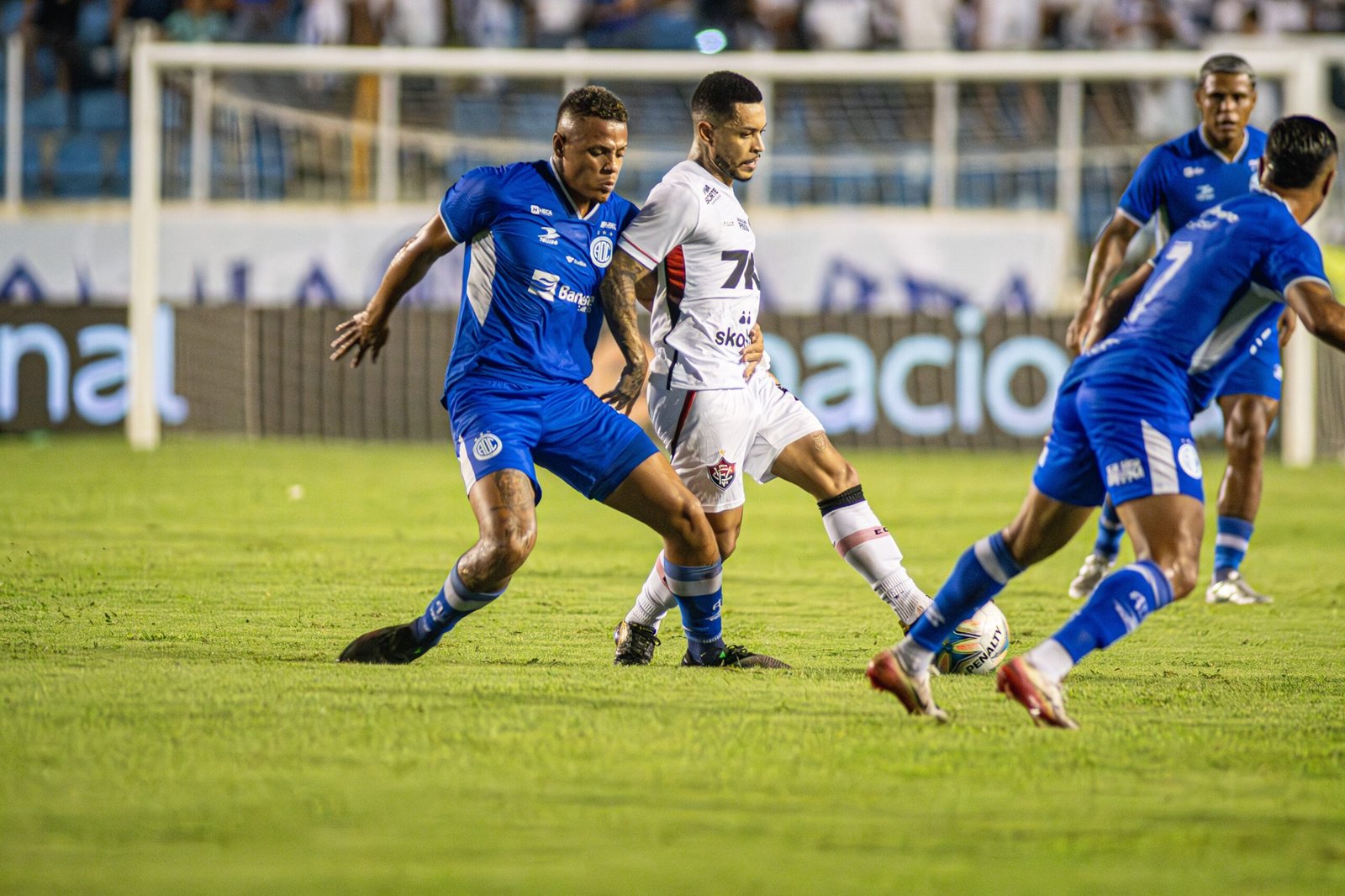 Análise: Vitória avança em jogo de pouca intensidade e muitos erros
