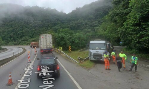 BR-277 tem bloqueio para retirada de caminhão Viaduto dos Padres
