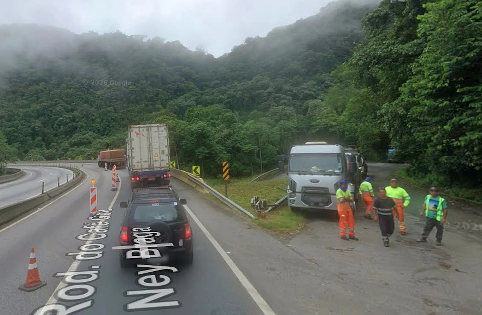BR-277 tem bloqueio para retirada de caminhão Viaduto dos Padres