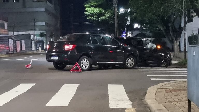 Batida impressionante no Centro de Cascavel aciona airbags e assusta motoristas