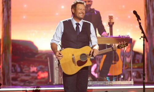 Blake Shelton Pays Tribute to the Late Don Schlitz by Leading ‘The Gambler’ Singalong at ACM Awards