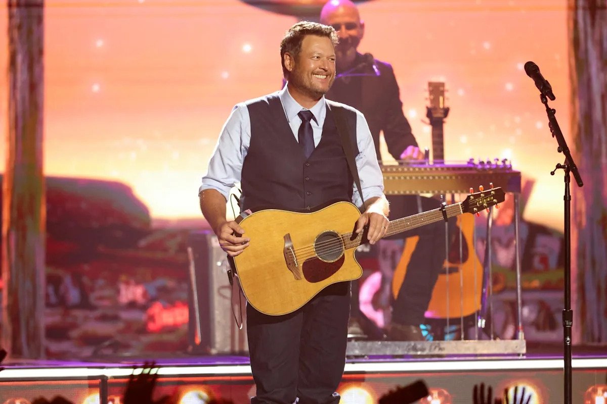 Blake Shelton Pays Tribute to the Late Don Schlitz by Leading ‘The Gambler’ Singalong at ACM Awards
