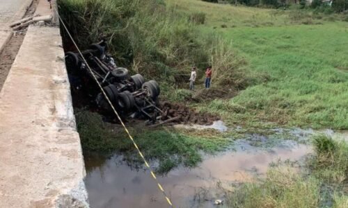 Caminhão cai de ponte no interior de Minas e deixa um morto