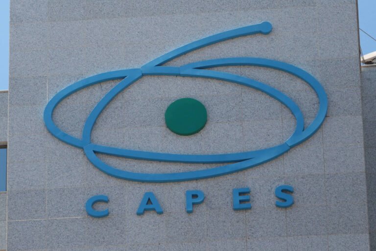 Capes lança edital com bolsa mensal de R$ 5.200 para mães - 22/05/2026 - Ciência