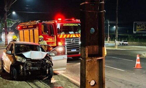 Carro bate violentamente contra poste e deixa mulher em estado grave
