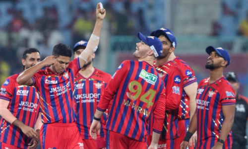 Chennai Super Kings reach 71 runs for the loss of three wickets in 10 overs against Lucknow Super Giants