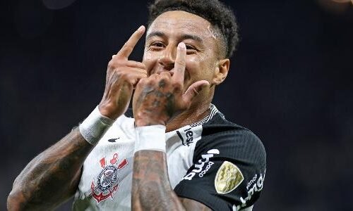 Lingard comemora segundo gol do Corinthians sobre o Peñarol