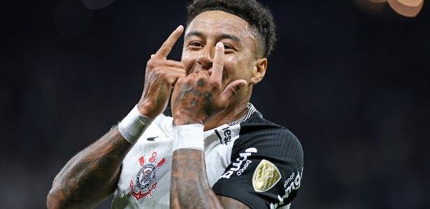 Lingard comemora segundo gol do Corinthians sobre o Peñarol