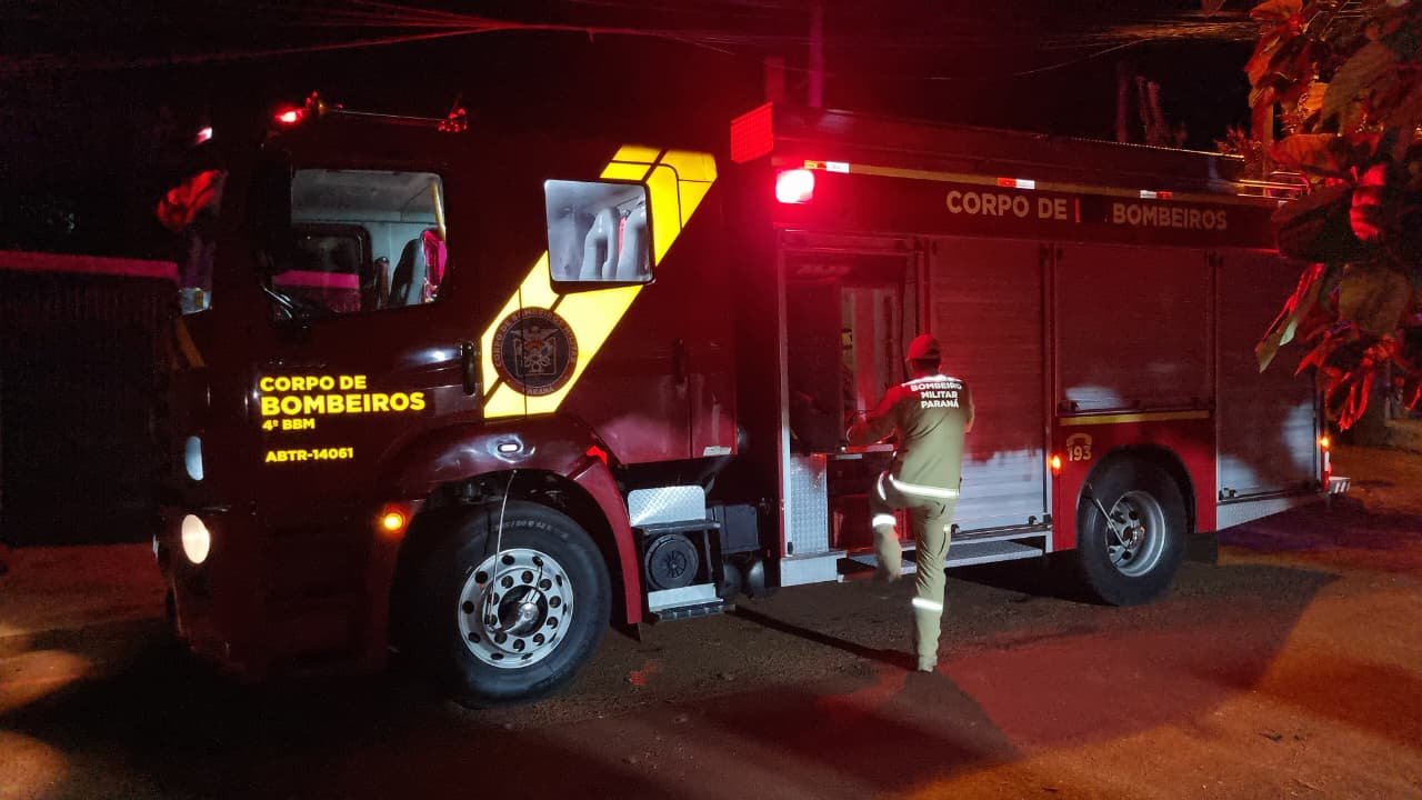 Corpo de Bombeiros salva cachorro preso em buraco no Bairro Morumbi