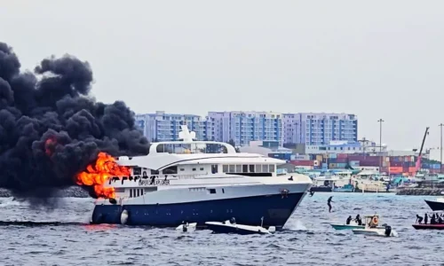Figures can be seen jumping into the water as fire starts to spread on Emperor Explorer (Eliška Hoffmannová)