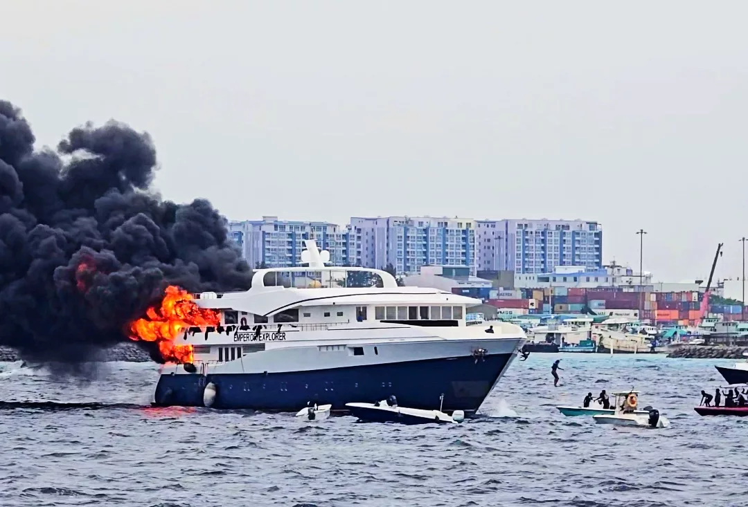 Figures can be seen jumping into the water as fire starts to spread on Emperor Explorer (Eliška Hoffmannová)
