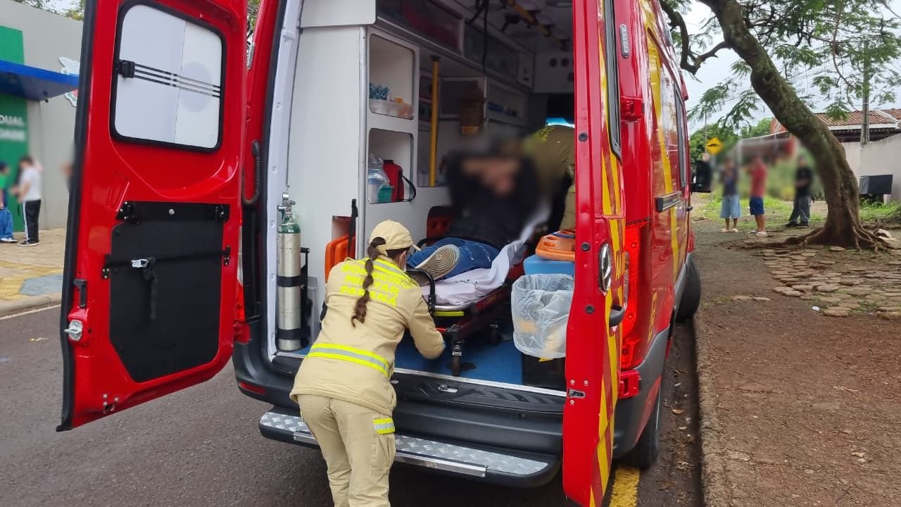 Estudante de 18 anos sofre queda e torce o joelho em colégio de Cascavel