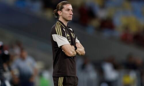 Ex-Flamengo, Filipe Luís negocia para assumir o comando do Bayer Leverkusen, diz jornal