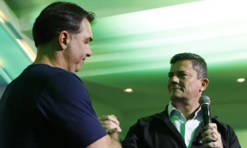 Flávio Bolsonaro traz dos EUA pauta contra facções e sela aliança com Moro