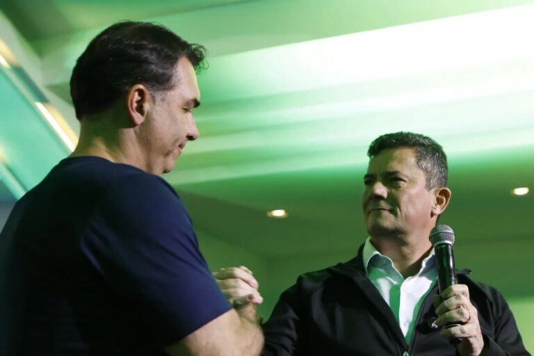 Flávio Bolsonaro traz dos EUA pauta contra facções e sela aliança com Moro