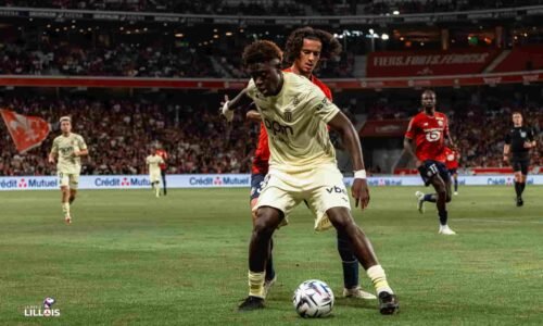 Ayyoub Bouaddi, milieu de terrain du LOSC au duel avec un joueur de l