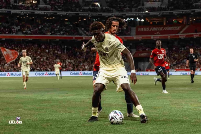 Ayyoub Bouaddi, milieu de terrain du LOSC au duel avec un joueur de l