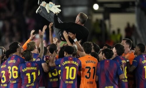 Les belles condoléances des stars du FC Barcelone à Hansi Flick pendant la célébration du titre