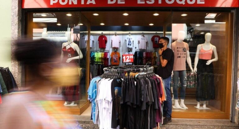 Lojistas fazem "Dia Livre de Impostos" no Brasil; descontos chegam a 70%