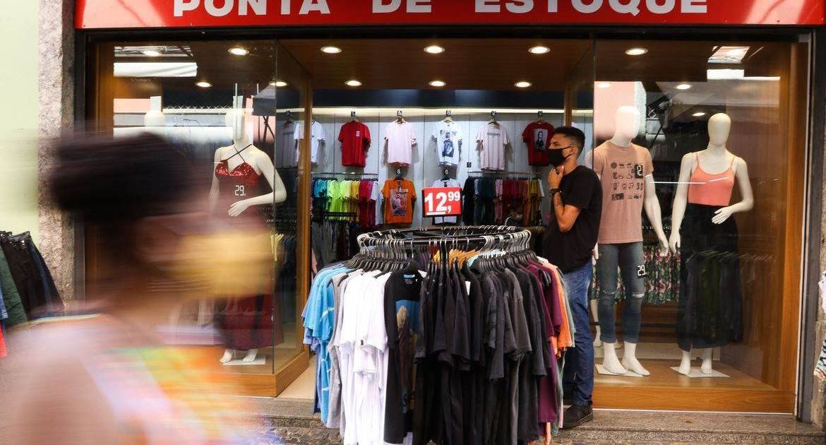 Lojistas fazem "Dia Livre de Impostos" no Brasil; descontos chegam a 70%