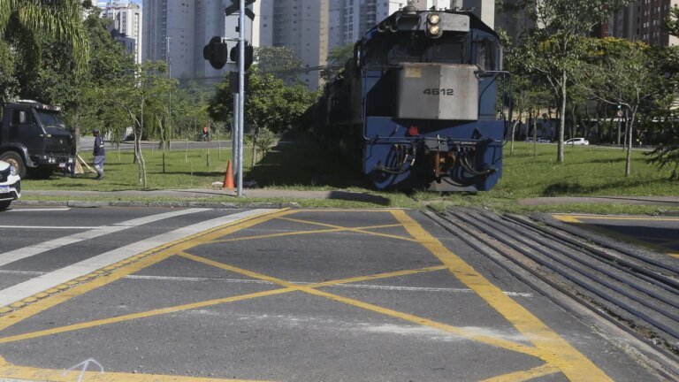 Manutenção em linha férrea vai interditar rua por 12h em Curitiba
