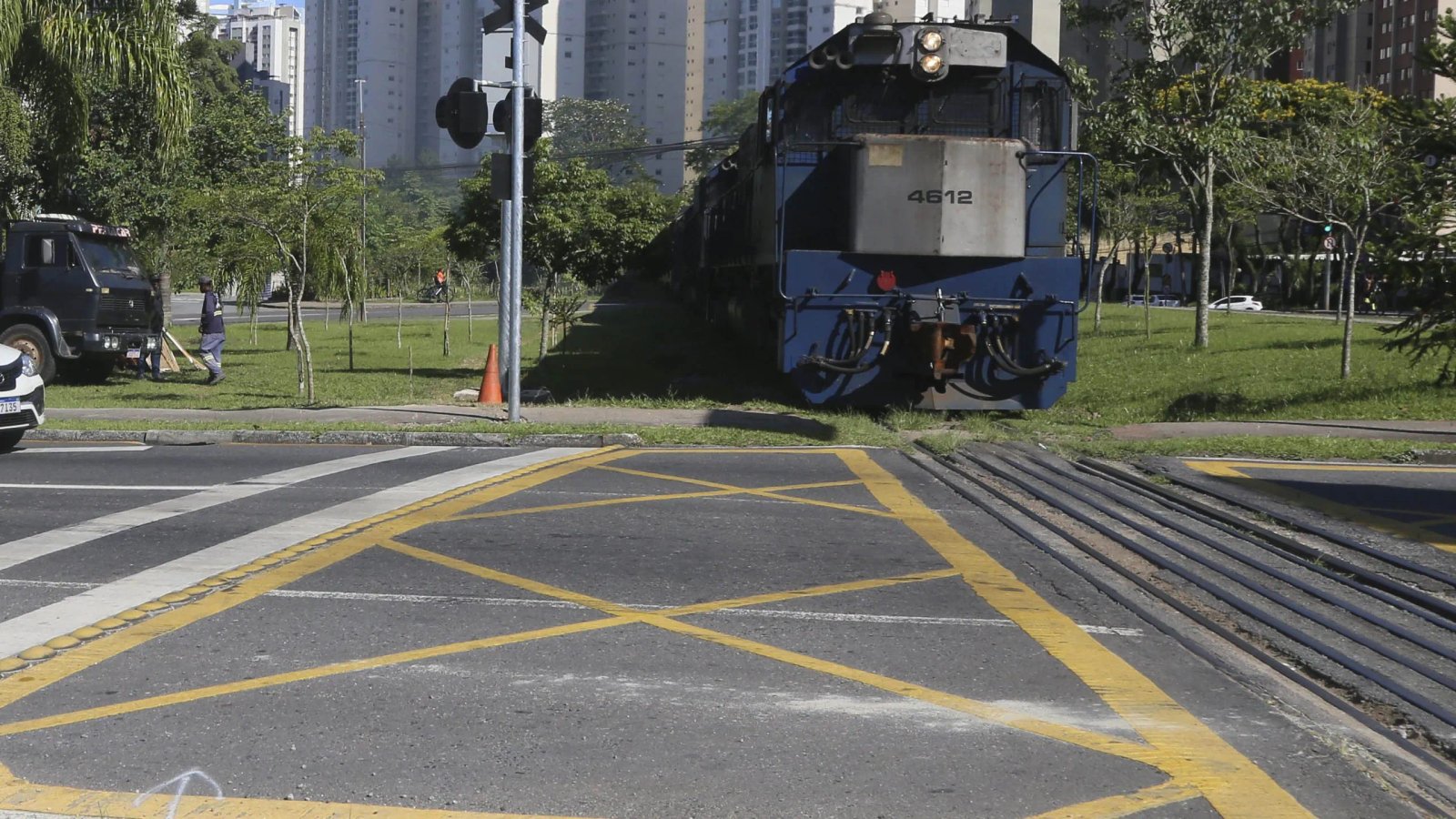 Manutenção em linha férrea vai interditar rua por 12h em Curitiba