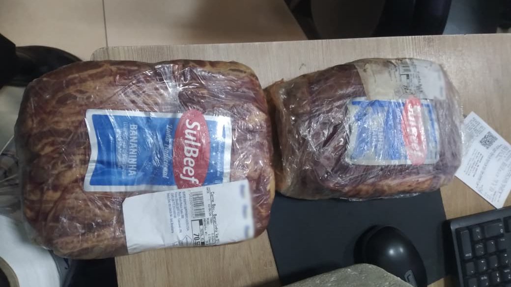 Mulher é detida após furtar pacotes de carne e desacatar policiais no Bairro Periolo, em Cascavel