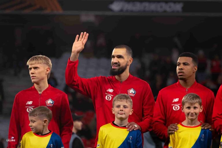 Nabil Bentaleb, Hamza Igamane et Hakon Haraldsson d&eacute;barquent sur la pelouse pour d&eacute;fendre les couleurs du LOSC.