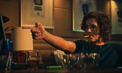 Nos cinemas com 'O Rei da Internet', João Guilherme comenta estilo do filme: 'Tudo parece surreal' - Zoeira