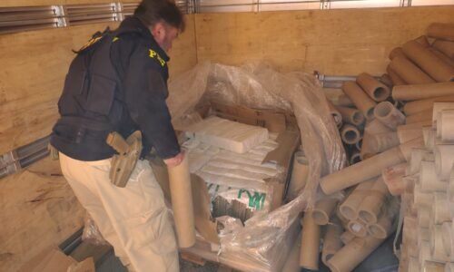 PRF apreende 275 quilos de maconha escondidos em carga de tubos de papel em Cascavel