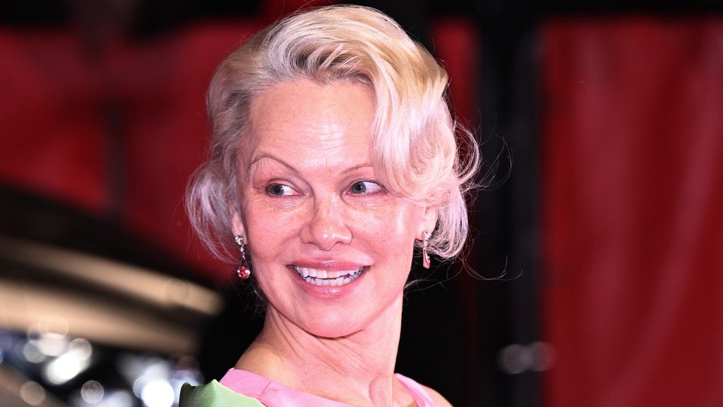 Pamela Anderson, Tom Cruise romance rumours heat up