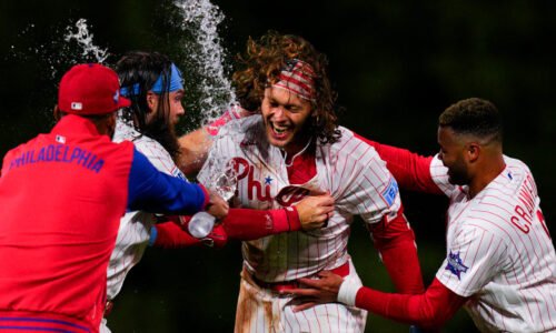Phillies walk off Giants in both games of doubleheader