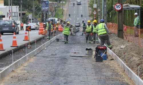 Por que Curitiba está trocando o asfalto por concreto em ruas?