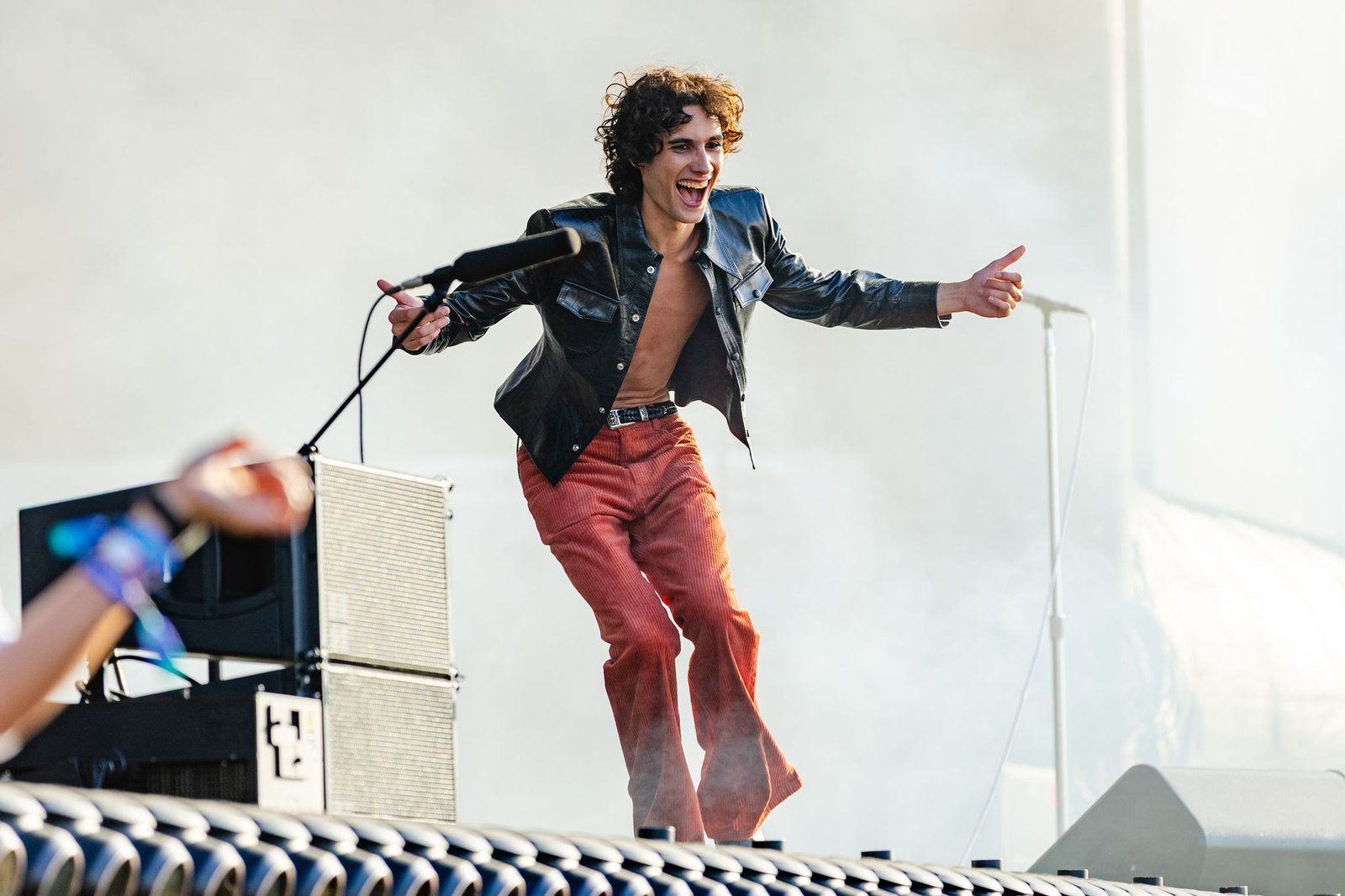 Rising pop star Sombr refuses to be cut off at BottleRock