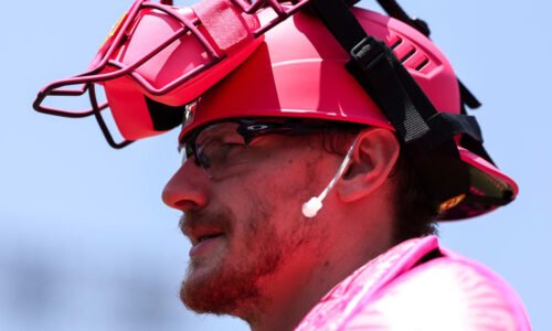 Sean Murphy on injured list with fractured finger; Braves sign Sandy León