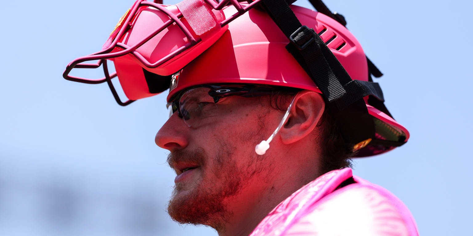 Sean Murphy on injured list with fractured finger; Braves sign Sandy León
