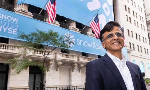 Snowflake soars 25% on earnings beat, will spend $6B on Amazon cloud