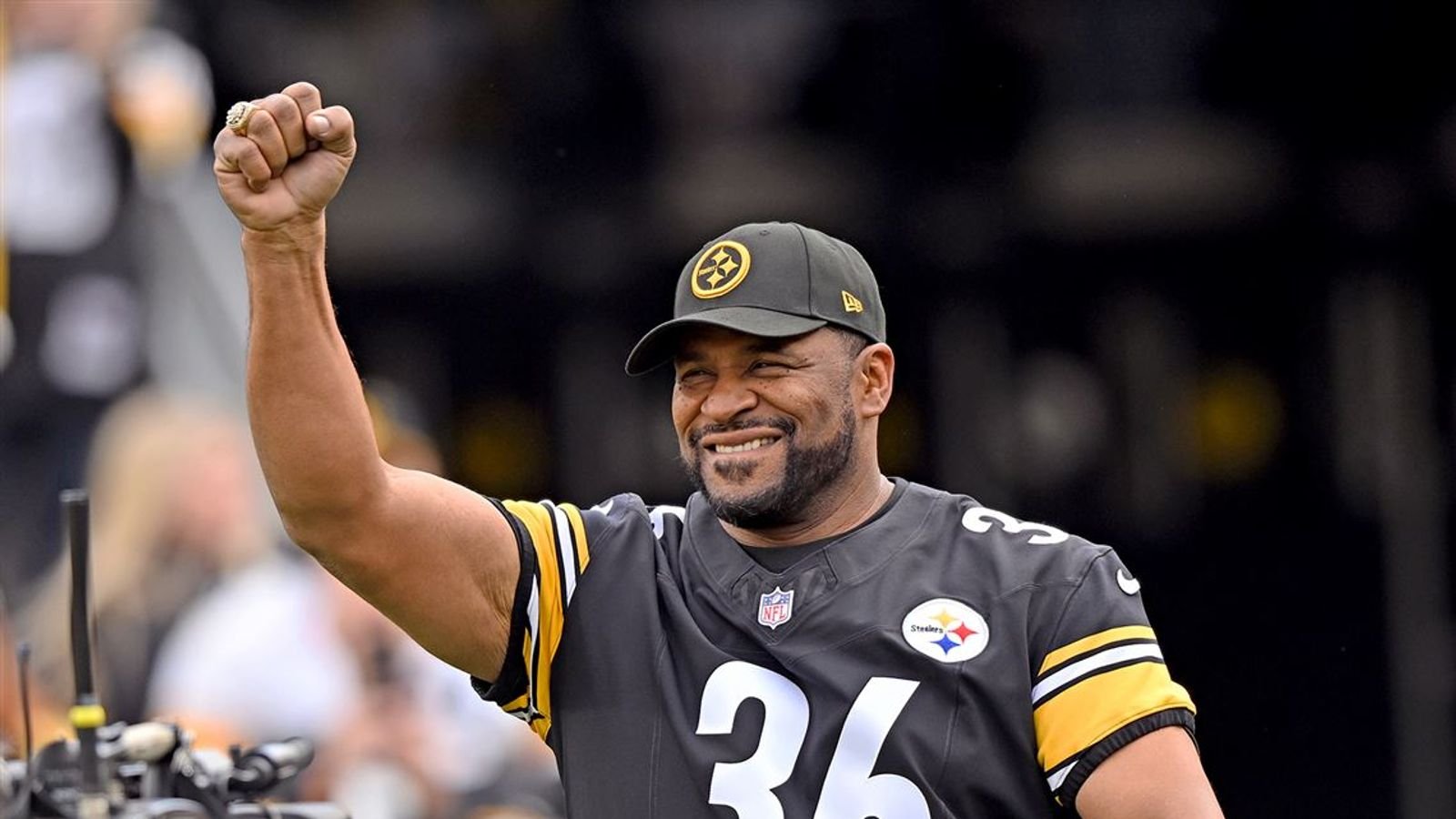 Steelers' Hall Of Fame RB Jerome Bettis Provides Bold Warning To Aaron Rodgers